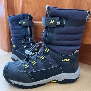 Like new Keen kids winter boots